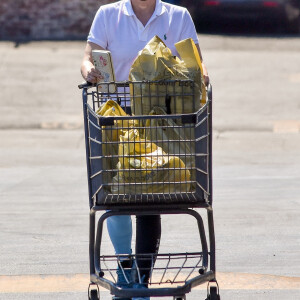 Rebel Wilson fait des provisions au "Gelson's Market" à Los Angeles, le 13 mai 2022. 