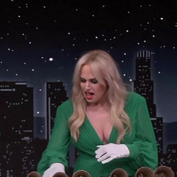 Rebel Wilson sur le plateau de l'émission "Jimmy Kimmel Live!" à Los Angeles, le 27 avril 2022. 