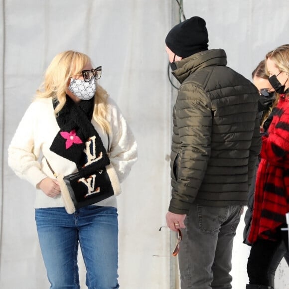 Rebel Wilson et son compagnon Jacob Busch s'amusent à jouer au polo lors de leurs vacances à Aspen, le 19 décembre 2020. 