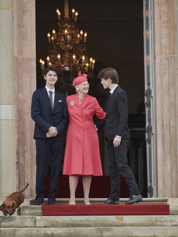 La reine Margrethe II, le prince Frederik, la princesse Mary, le prince Christian, la princesse Isabella, la princesse Joséphine et le prince Vincent de Danemark - La famille royale du Danemark lors de la confirmation du prince Christian en l'église du château de Fredensborg, Danemark, le 15 mai 2021.