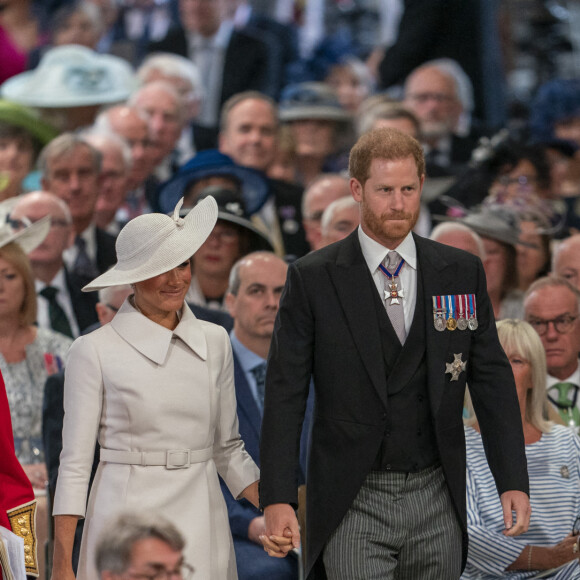 Le prince Harry, duc de Sussex, et Meghan Markle, duchesse de Sussex - Les membres de la famille royale et les invités lors de la messe célébrée à la cathédrale Saint-Paul de Londres, dans le cadre du jubilé de platine (70 ans de règne) de la reine Elisabeth II d'Angleterre. Londres, le 3 juin 2022. 