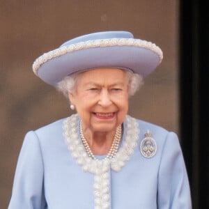 La reine Elisabeth II d'Angleterre - Les membres de la famille royale saluent la foule depuis le balcon du Palais de Buckingham, lors de la parade militaire "Trooping the Colour" dans le cadre de la célébration du jubilé de platine (70 ans de règne) de la reine Elizabeth II à Londres, le 2 juin 2022. 