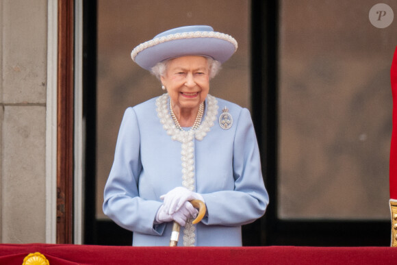 La reine Elisabeth II d'Angleterre - Les membres de la famille royale saluent la foule depuis le balcon du Palais de Buckingham, lors de la parade militaire "Trooping the Colour" dans le cadre de la célébration du jubilé de platine (70 ans de règne) de la reine Elizabeth II à Londres, le 2 juin 2022. 