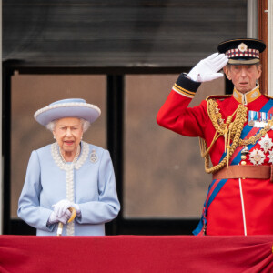 La reine Elisabeth II d'Angleterre, Le prince Edward, duc de Kent - Les membres de la famille royale saluent la foule depuis le balcon du Palais de Buckingham, lors de la parade militaire "Trooping the Colour" dans le cadre de la célébration du jubilé de platine (70 ans de règne) de la reine Elizabeth II à Londres, le 2 juin 2022. 
