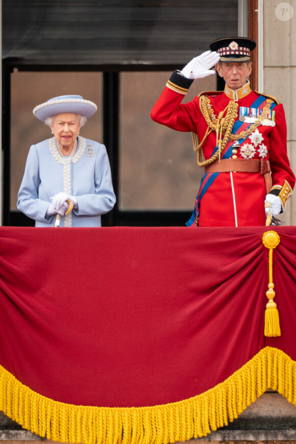 La reine Elisabeth II d'Angleterre, Le prince Edward, duc de Kent - Les membres de la famille royale saluent la foule depuis le balcon du Palais de Buckingham, lors de la parade militaire "Trooping the Colour" dans le cadre de la célébration du jubilé de platine (70 ans de règne) de la reine Elizabeth II à Londres, le 2 juin 2022. 