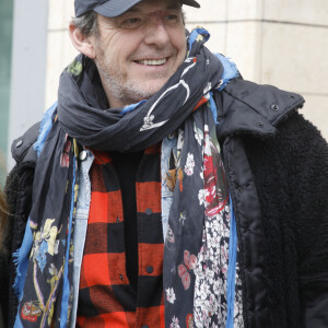 Jean-Luc Reichmann à sa sortie d'un enregistrement radio dans les studios RTL à Paris, France, le 10 février 2022.