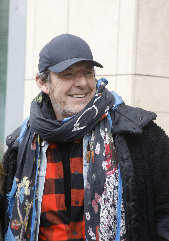 Jean-Luc Reichmann à sa sortie d'un enregistrement radio dans les studios RTL à Paris, France, le 10 février 2022.