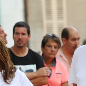 Jean-Luc Reichmann et sa femme Nathalie lors du trophée de pétanque "Sénéquier 209" sur la place des Lices à Saint-Tropez, Côte d'Azur, France, le 22 août 2019.