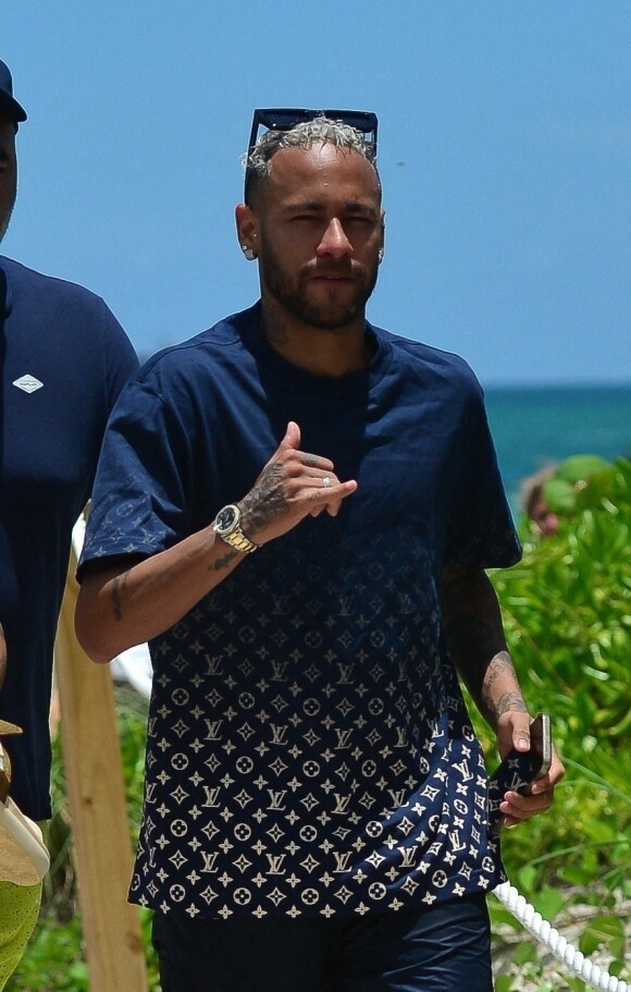 Neymar Jr. - Neymar Jr., sa compagne Bruna Biancardi, sa soeur Rafaella Santos et son compagnon profitent de la plage à Miami.