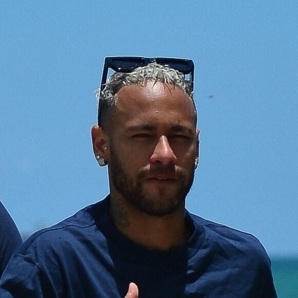 Neymar Jr. - Neymar Jr., sa compagne Bruna Biancardi, sa soeur Rafaella Santos et son compagnon profitent de la plage à Miami.