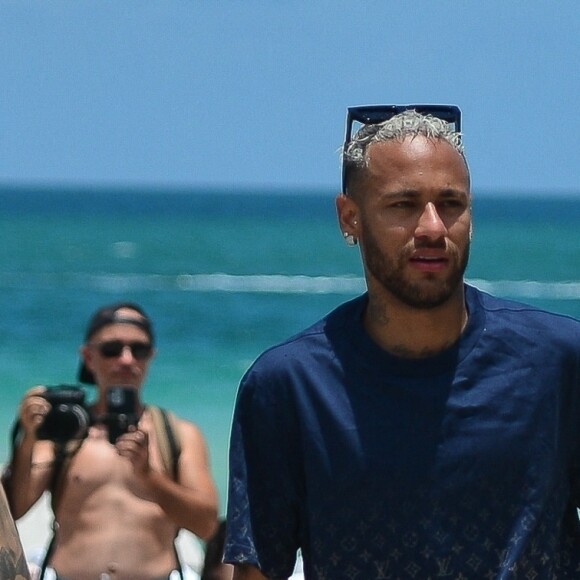 Neymar Jr. - Neymar Jr., sa compagne Bruna Biancardi, sa soeur Rafaella Santos et son compagnon profitent de la plage à Miami, le 11 juin 2022. La star du PSG s'amuse dans les vagues avec ses proches.