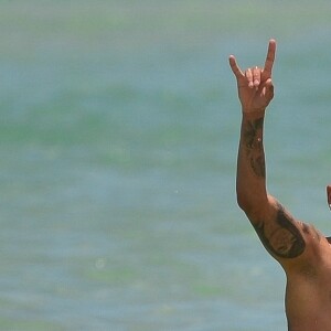 Neymar Jr. - Neymar Jr., sa compagne Bruna Biancardi, sa soeur Rafaella Santos et son compagnon profitent de la plage à Miami, le 11 juin 2022. La star du PSG s'amuse dans les vagues avec ses proches.