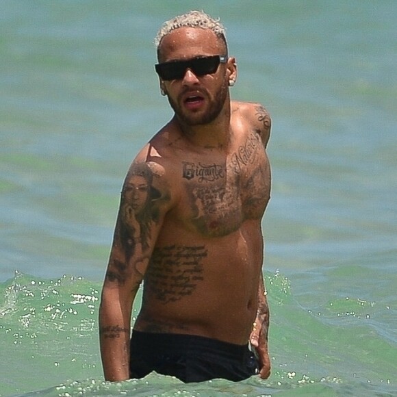 Neymar Jr. - Neymar Jr., sa compagne Bruna Biancardi, sa soeur Rafaella Santos et son compagnon profitent de la plage à Miami, le 11 juin 2022. La star du PSG s'amuse dans les vagues avec ses proches.