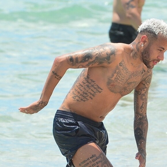 Neymar Jr. - Neymar Jr., sa compagne Bruna Biancardi, sa soeur Rafaella Santos et son compagnon profitent de la plage à Miami, le 11 juin 2022. La star du PSG s'amuse dans les vagues avec ses proches.