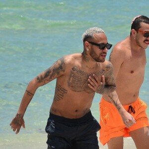 Neymar Jr. - Neymar Jr., sa compagne Bruna Biancardi, sa soeur Rafaella Santos et son compagnon profitent de la plage à Miami, le 11 juin 2022. La star du PSG s'amuse dans les vagues avec ses proches.