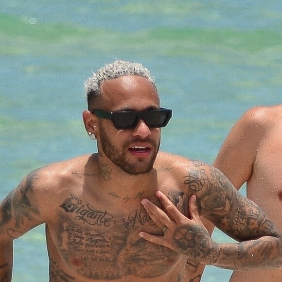 Neymar Jr. - Neymar Jr., sa compagne Bruna Biancardi, sa soeur Rafaella Santos et son compagnon profitent de la plage à Miami, le 11 juin 2022. La star du PSG s'amuse dans les vagues avec ses proches.
