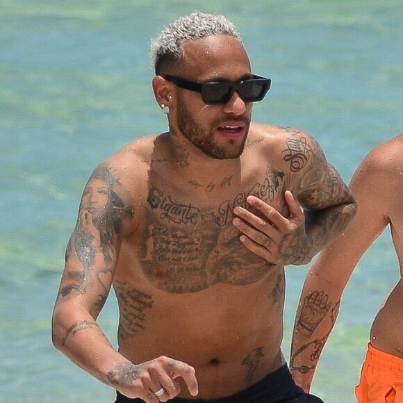 Neymar Jr. - Neymar Jr., sa compagne Bruna Biancardi, sa soeur Rafaella Santos et son compagnon profitent de la plage à Miami, le 11 juin 2022. La star du PSG s'amuse dans les vagues avec ses proches.