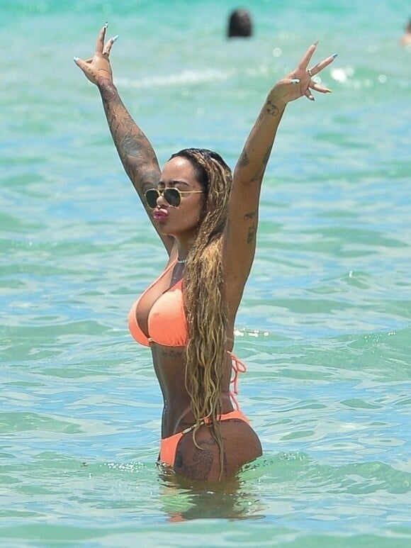 Rafaella Santos - Neymar Jr., sa compagne Bruna Biancardi, sa soeur Rafaella Santos et son compagnon profitent de la plage à Miami, le 11 juin 2022. La star du PSG s'amuse dans les vagues avec ses proches.