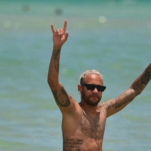 Neymar Jr. - Neymar Jr., sa compagne Bruna Biancardi, sa soeur Rafaella Santos et son compagnon profitent de la plage à Miami, le 11 juin 2022. La star du PSG s'amuse dans les vagues avec ses proches.