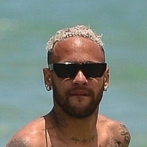 Neymar Jr. - Neymar Jr., sa compagne Bruna Biancardi, sa soeur Rafaella Santos et son compagnon profitent de la plage à Miami, le 11 juin 2022. La star du PSG s'amuse dans les vagues avec ses proches.