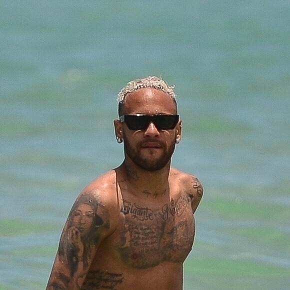 Neymar Jr. - Neymar Jr., sa compagne Bruna Biancardi, sa soeur Rafaella Santos et son compagnon profitent de la plage à Miami, le 11 juin 2022. La star du PSG s'amuse dans les vagues avec ses proches.