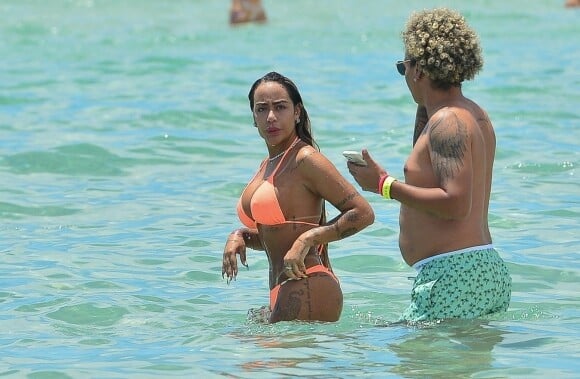 Bruna Biancardi - Neymar Jr., sa compagne Bruna Biancardi, sa soeur Rafaella Santos et son compagnon profitent de la plage à Miami, le 11 juin 2022. La star du PSG s'amuse dans les vagues avec ses proches.