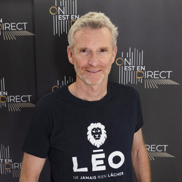 Exclusif - Denis Brogniart avec le T-shirt de l'association Léo, parrainée par P.Cavérivière, (Pour son livre : " Un soldat presque exemplaire " chez Flammarion) - Backstage de l'enregistrement de l'émission "On Est En Direct" (OEED), présentée par L. Ruquier, diffusée sur France 2 le 13 mars 2021. © Jack Tribeca/Bestimage