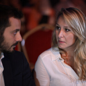 Marion Maréchal et son mari Vincenzo Sofo lors du débat organisé par Valeurs Actuelles à Paris Le 22 mars 2022