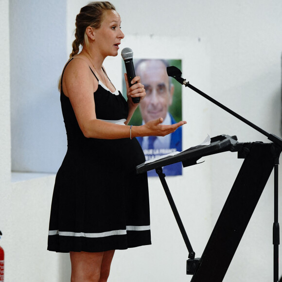 Marion Maréchal (candidate suppléante aux élections législatives dans le Vaucluse pour le parti Reconquête), enceinte, en meeting à Tarascon, le 20 mai 2022.