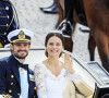 Le prince Carl Philip de Suède et sa femme Sofia Hellqvist dans la calèche après leur cérémonie de mariage au palais royal de Stockholm. Le 13 juin 2015 
