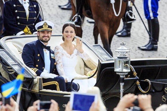 Le prince Carl Philip de Suède et sa femme Sofia Hellqvist dans la calèche après leur cérémonie de mariage au palais royal de Stockholm. Le 13 juin 2015 