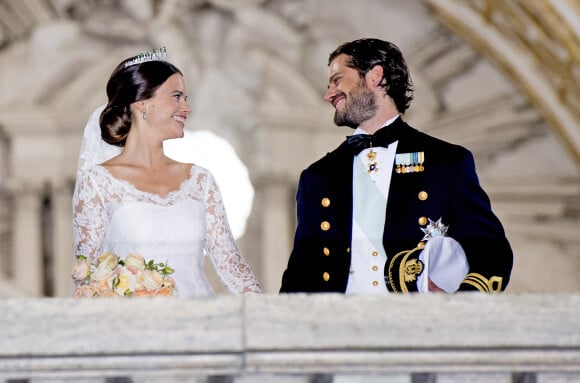 Le prince Carl Philip de Suède et sa femme Sofia Hellqvist - Le couple et leurs invités au balcon du palais royal à la fin de la cérémonie de mariage à Stockholm, le 13 juin 2015. 