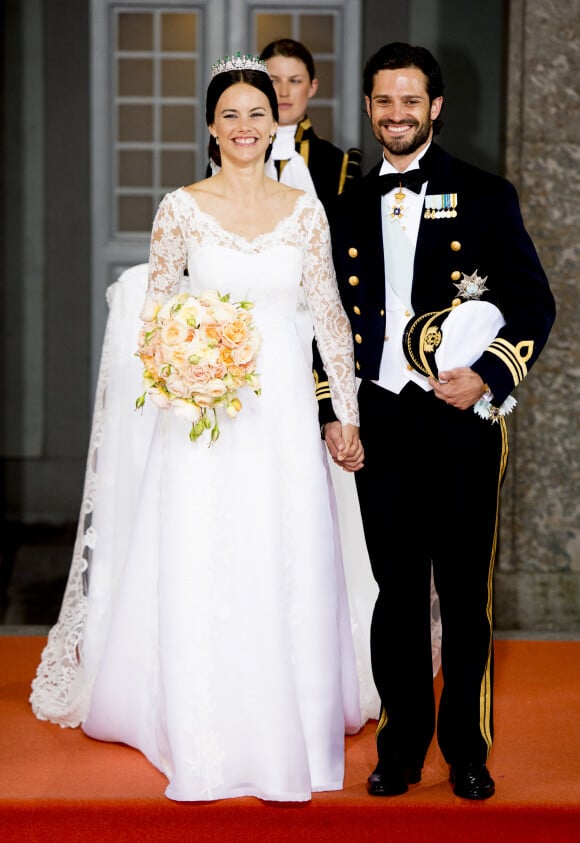 Le prince Carl-Philip de Suède et Sofia Hellqvist - Les invités à la sortie de la chapelle du palais royal à Stockholm lors du mariage. Le 13 juin 2015.