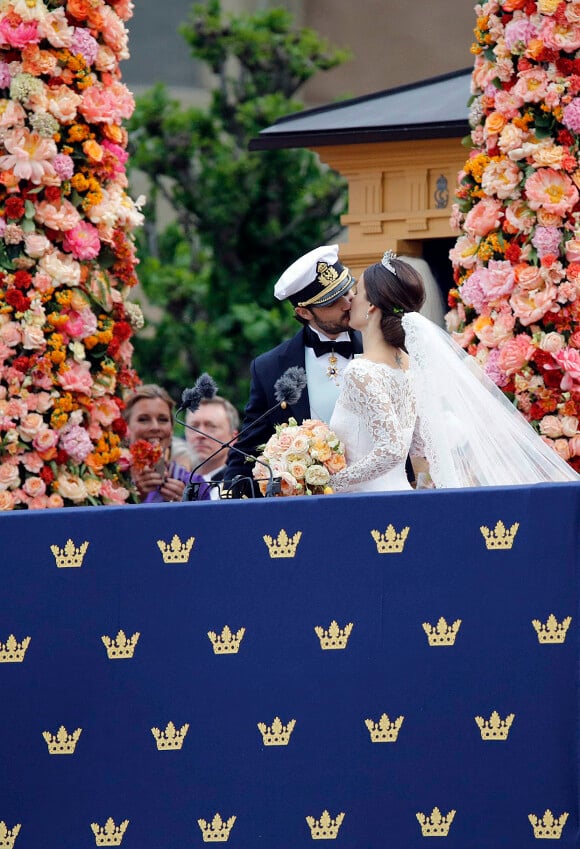 Le prince Carl Philip de Suède et sa femme Sofia Hellqvist - La famille royale de Suède au balcon du palais royal à Stockholm, après la cérémonie de mariage. Le 13 juin 2015 