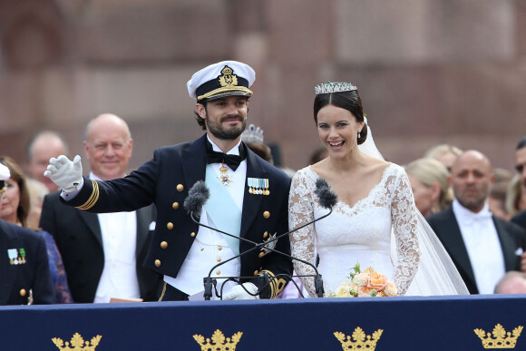 Le prince Carl Philip de Suède et sa femme Sofia Hellqvist - La famille royale de Suède au balcon du palais royal à Stockholm, après la cérémonie de mariage. Le 13 juin 2015 