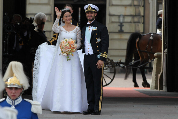 Sortie de la chapelle royale et balade en calèche - Mariage du prince Carl Philip de Suède et Sofia Hellqvist à Stockholm le 13 juin 2015 