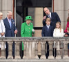 Camilla Parker Bowles, le prince Charles, la reine Elizabeth II d'Angleterre, le prince William, Kate Middleton et leurs enfants le prince George, la princesse Charlotte et le prince Louis - La famille royale regarde la grande parade qui clôture les festivités du jubilé de platine de la reine à Londres, le 5 juin 2022.