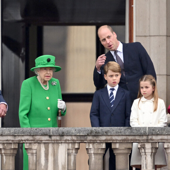 Camilla Parker Bowles, le prince Charles, la reine Elizabeth II d'Angleterre, le prince William, Kate Middleton et leurs enfants le prince George, la princesse Charlotte et le prince Louis - La famille royale regarde la grande parade qui clôture les festivités du jubilé de platine de la reine à Londres, le 5 juin 2022.