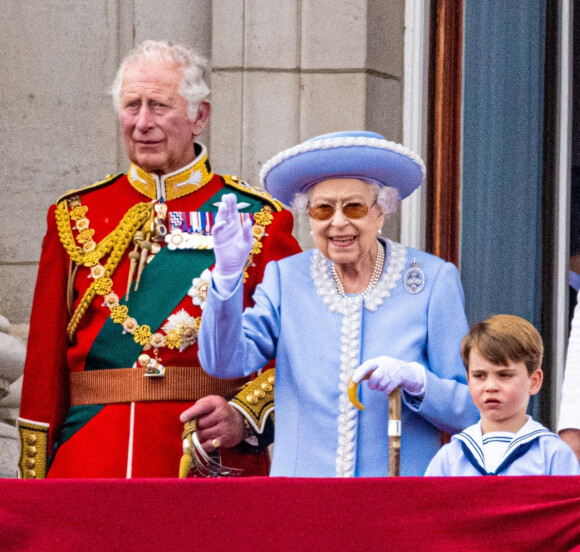 Le prince Charles, la reine Elizabeth II, le prince Louis de Cambridge - Les membres de la famille royale saluent la foule depuis le balcon du Palais de Buckingham, lors de la parade militaire "Trooping the Colour" dans le cadre de la célébration du jubilé de platine (70 ans de règne) de la reine Elizabeth II à Londres, le 2 juin 2022.