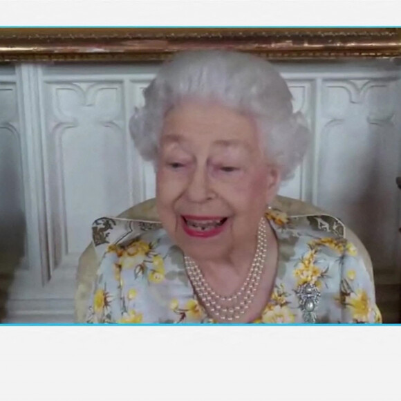 La reine Elizabeth II d'Angleterre inaugure l'unité Queen Elizabeth du Royal London Hospital par vidéoconférence depuis le château de Windsor. Le 11 avril 2022.