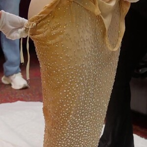 Kim Kardashian en essayage pour sa robe (celle de Marilyn Monroe) de la soirée du MET Gala 2022 à New York, le 3 mai 2022. Kim a reçu en cadeau une mèche de cheveux de Marilyn Monroe dans une petite boite en argent.