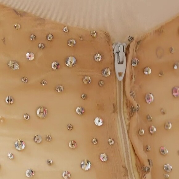 Kim Kardashian en essayage pour sa robe (celle de Marilyn Monroe) de la soirée du MET Gala 2022 à New York, le 3 mai 2022. Kim a reçu en cadeau une mèche de cheveux de Marilyn Monroe dans une petite boite en argent.