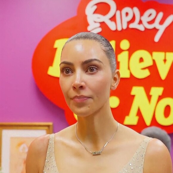 Kim Kardashian en essayage pour sa robe (celle de Marilyn Monroe) de la soirée du MET Gala 2022 à New York, le 3 mai 2022. Kim a reçu en cadeau une mèche de cheveux de Marilyn Monroe dans une petite boite en argent.