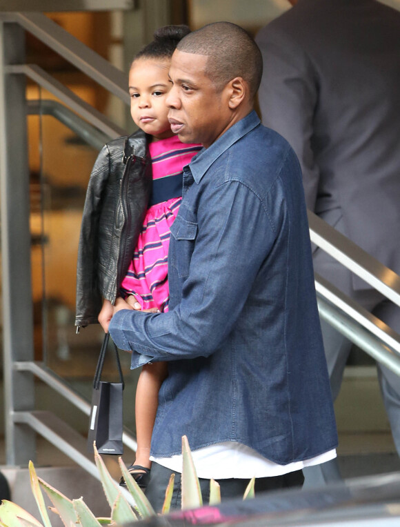 Jay-Z et sa femme Beyoncé font du shopping avec leur fille Blue Ivy à Beverly Hills, le 11 novembre 2014. 