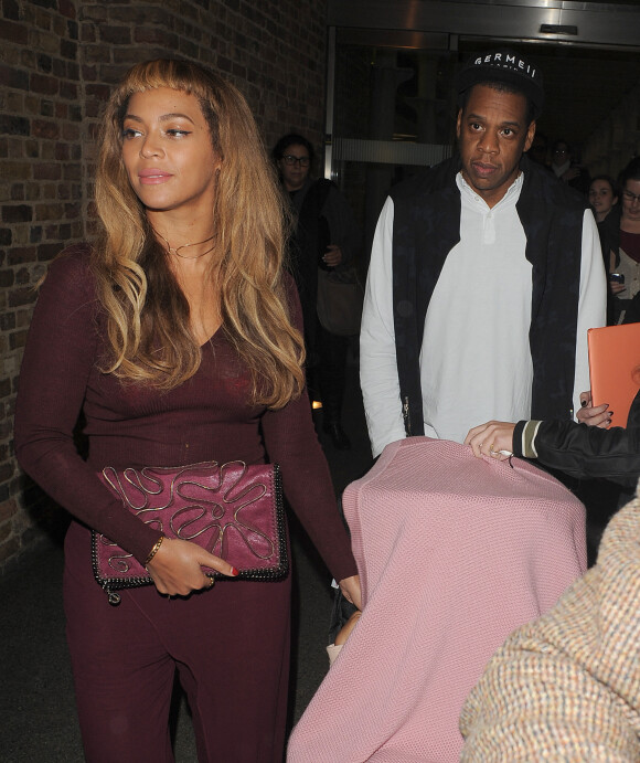 Beyonce Knowles et Jay-Z et leur fille Blue Ivy arrivent à Londres par l'Eurostar le 14 octobre 2014. 