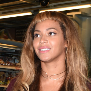 Beyoncé Knowles porte deux bagues Messika et Jay-Z et leur fille Blue Ivy arrivent à Londres par l'Eurostar en provenance de Paris le 14 octobre 2014. 