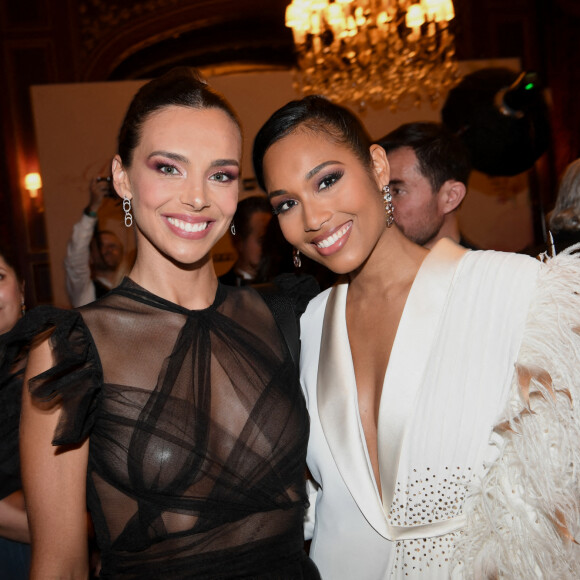 Marine Lorphelin, miss France 2013 et Clémence Botino, miss France 2020 lors du gala de l'association "Les bonnes fées" à l'InterContinental Paris le 14 juin 2022. © Rachid Bellak / Bestimage