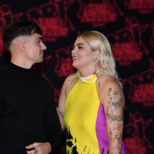 Florian Rossi et sa compagne Louane Emera lors de la 23ème édition des NRJ Music Awards 2021 au Palais des Festivals de Cannes, le 20 novembre 2021. © Rachid Bellak/Bestimage 