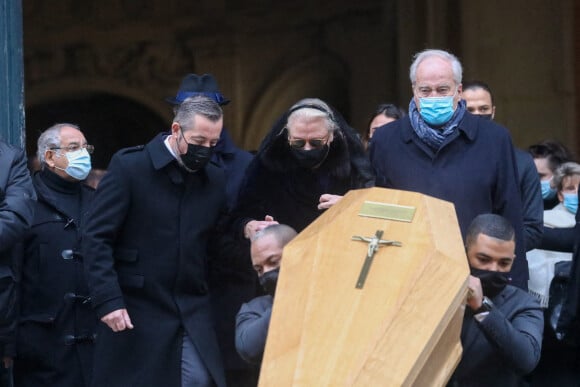 Michèle Cambon, la femme de Claude Brasseur, son frère le sénateur Christian Cambon - Sorties à Paris le 29 décembre 2020.