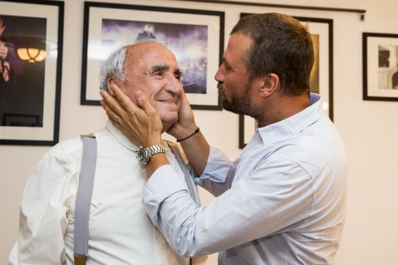 Archives - Claude Brasseur et son fils Alexandre dans les coulisses du Festival de Ramatuelle, pour la pièce "La Colère du Tigre". Le 6 août 2015 © Cyril Bruneau / Festival de Ramatuelle / Bestimage